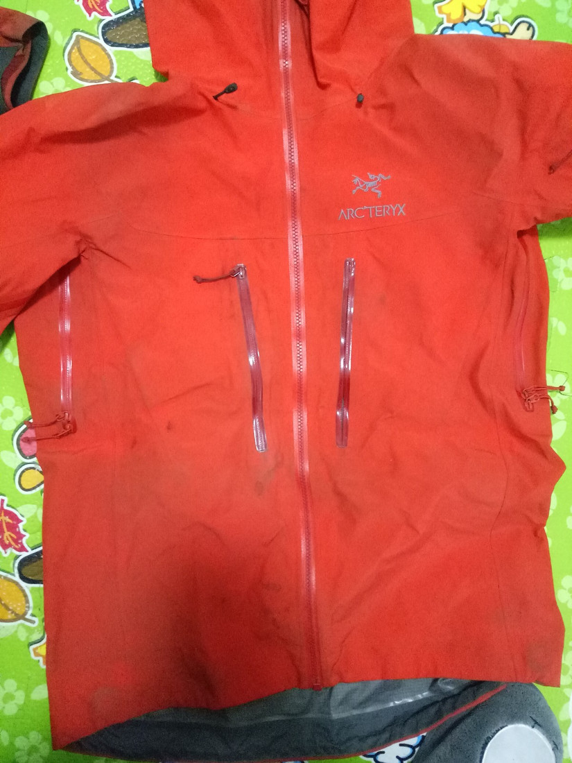 修始祖鳥沖鋒衣 一個拉鏈無意中暴露了多個品牌的做工