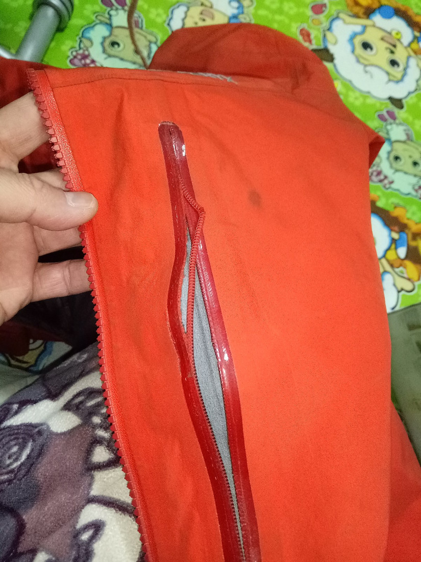 修始祖鳥沖鋒衣 一個拉鏈無意中暴露了多個品牌的做工