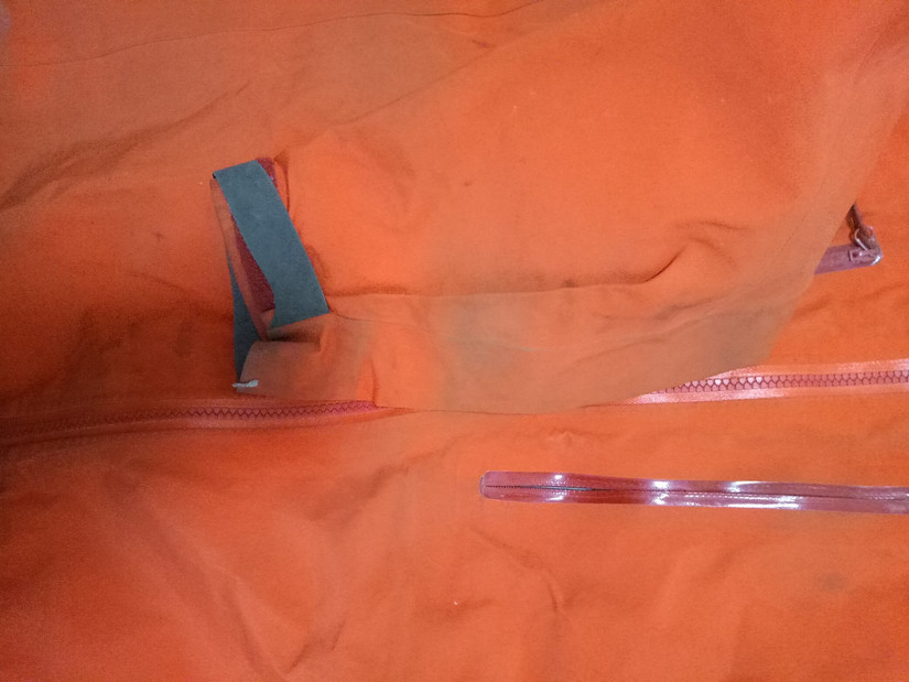 修始祖鳥沖鋒衣 一個拉鏈無意中暴露了多個品牌的做工