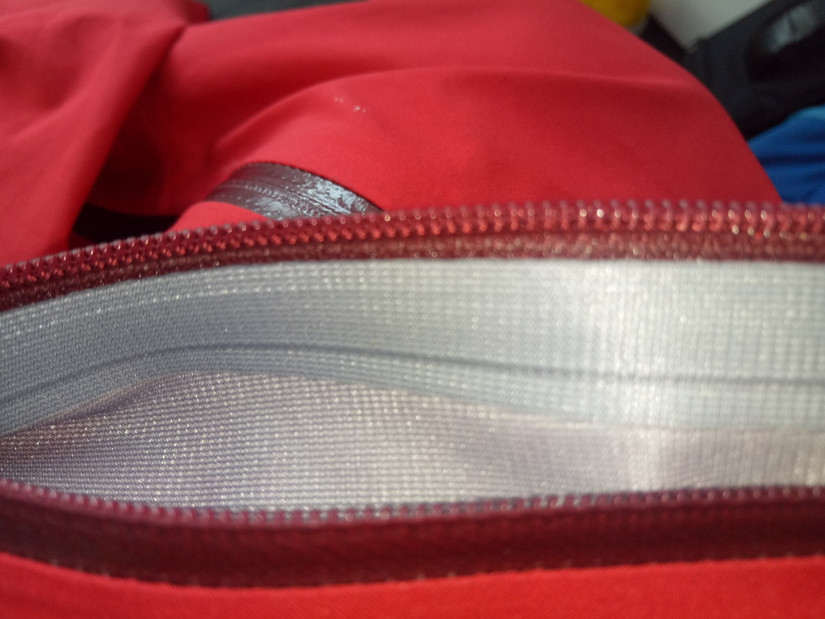 修始祖鳥沖鋒衣 一個拉鏈無意中暴露了多個品牌的做工