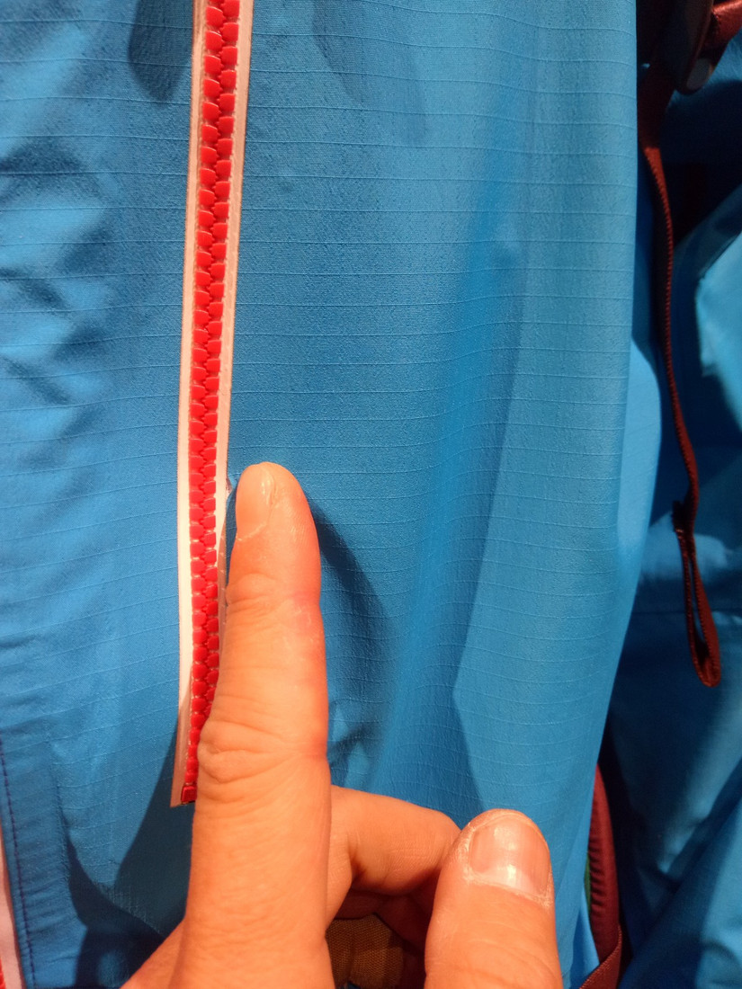 修始祖鳥沖鋒衣 一個拉鏈無意中暴露了多個品牌的做工