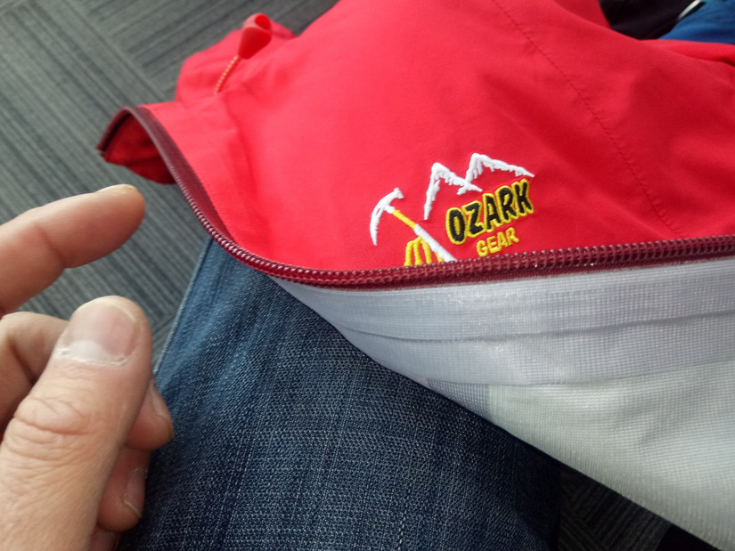 修始祖鳥沖鋒衣 一個拉鏈無意中暴露了多個品牌的做工