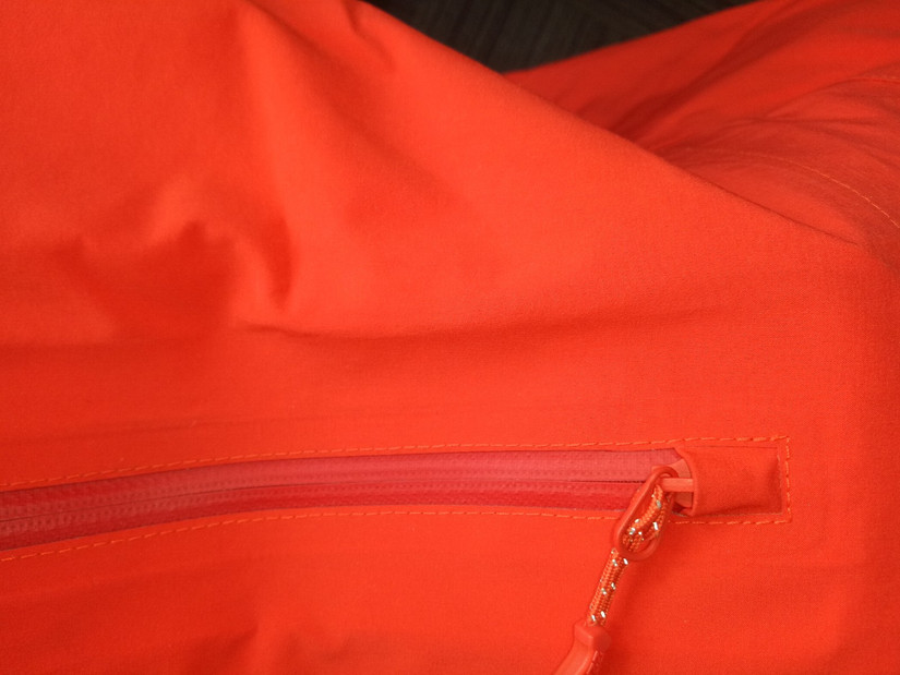 修始祖鳥沖鋒衣 一個拉鏈無意中暴露了多個品牌的做工