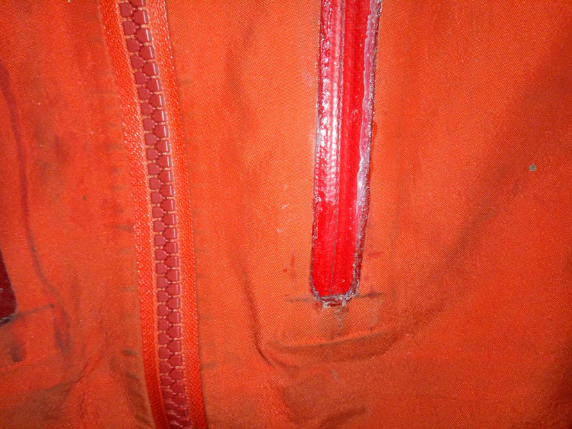 修始祖鳥沖鋒衣 一個拉鏈無意中暴露了多個品牌的做工