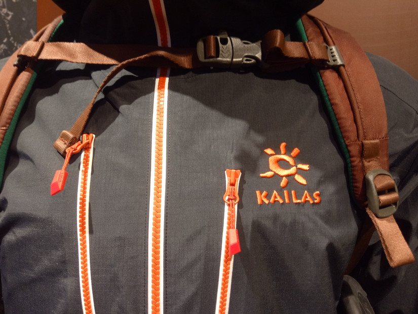 修始祖鳥沖鋒衣 一個拉鏈無意中暴露了多個品牌的做工