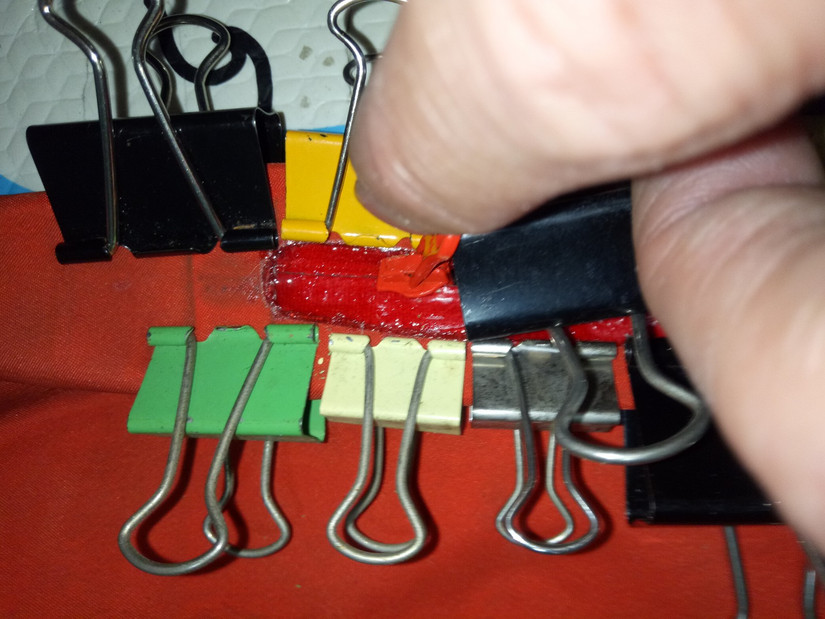 修始祖鳥沖鋒衣 一個拉鏈無意中暴露了多個品牌的做工