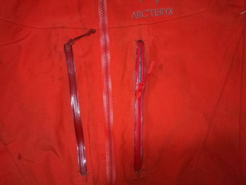 修始祖鳥沖鋒衣 一個拉鏈無意中暴露了多個品牌的做工