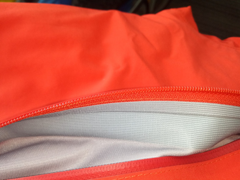 修始祖鳥沖鋒衣 一個拉鏈無意中暴露了多個品牌的做工