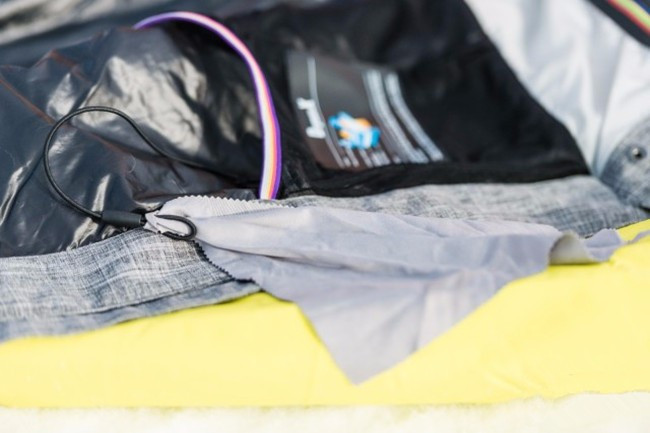 HALTI滑雪服沖鋒衣偏重自由式滑雪設(shè)計(jì)